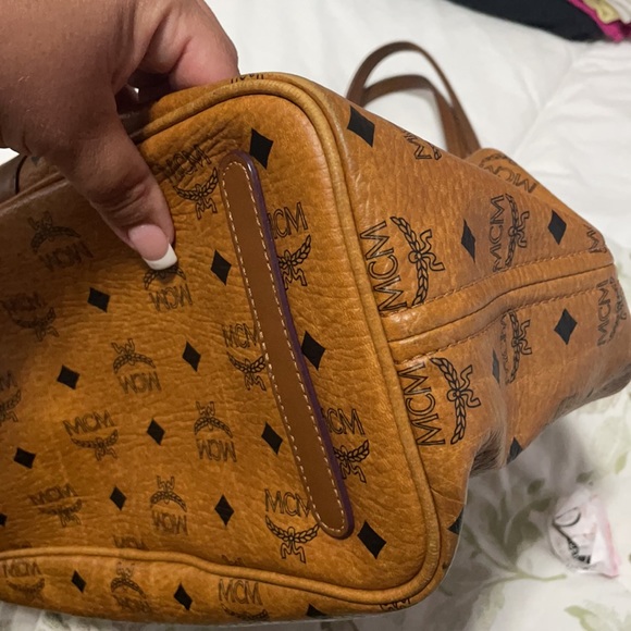 hand bag in great condition one small scratch. - Picture 5 of 7